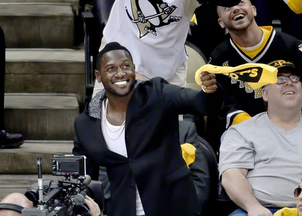 MattFreedPhoto's tweet photo. .@AntonioBrown84 enjoys @penguins win vs @TBLightning. #StanleyCup #Penguins #PensVSLightning #SteelerNation https://t.co/ZCUduHxaPZ