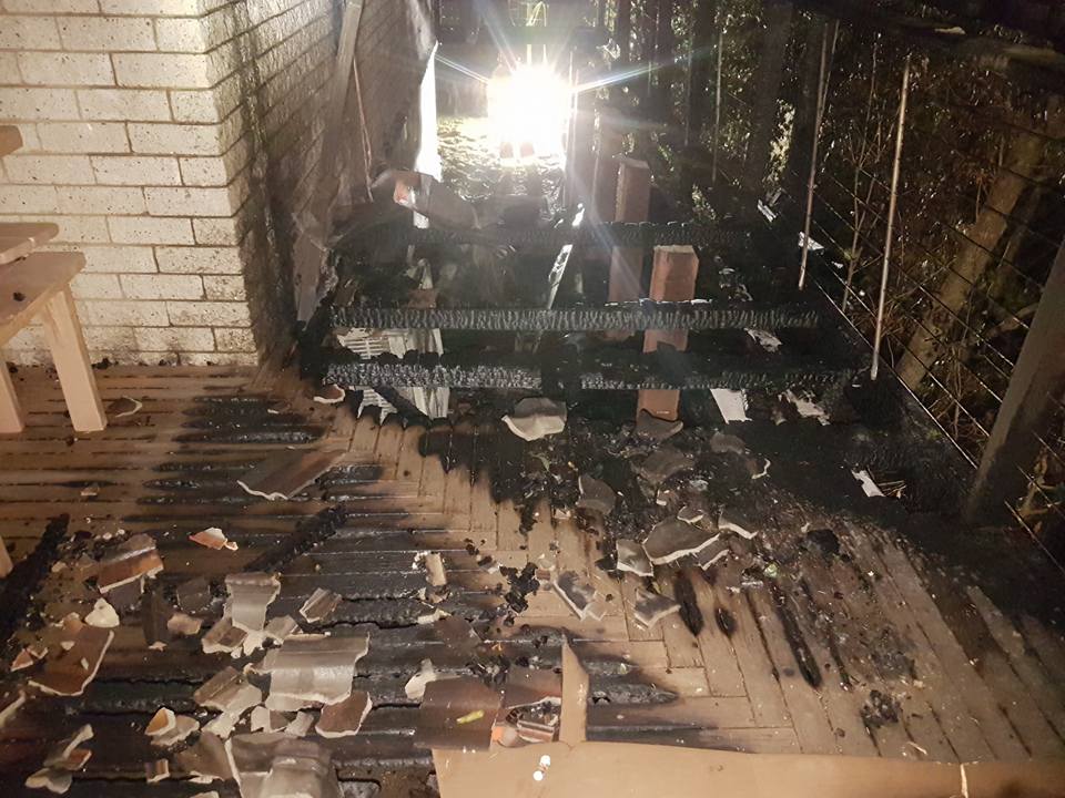 Quick work from firefighters in the wee hours saves #SunshineBay home. bit.ly/27ULH2C
<a href="/NSWRFS/">NSW RFS</a> <a href="/FRNSW/">Fire and Rescue NSW</a>