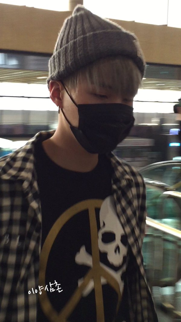 ILLEBOYoongi's tweet photo. This is my boyfriend. He does this cute lil thing where he only sees me as a fan &amp; pretends I don't exist 😅 #LoveBTS https://t.co/IjoViInzEz