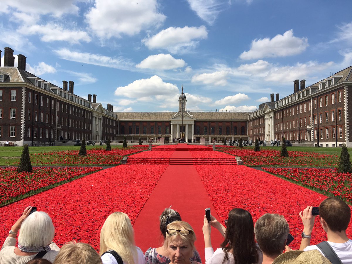 itsfredric's tweet photo. Amazing day and exciting times @The_RHS @leethegardener @BestallCo @VictoriaBID @Antler_Oak #chelseaflowershow https://t.co/r9Isg0wv8Q
