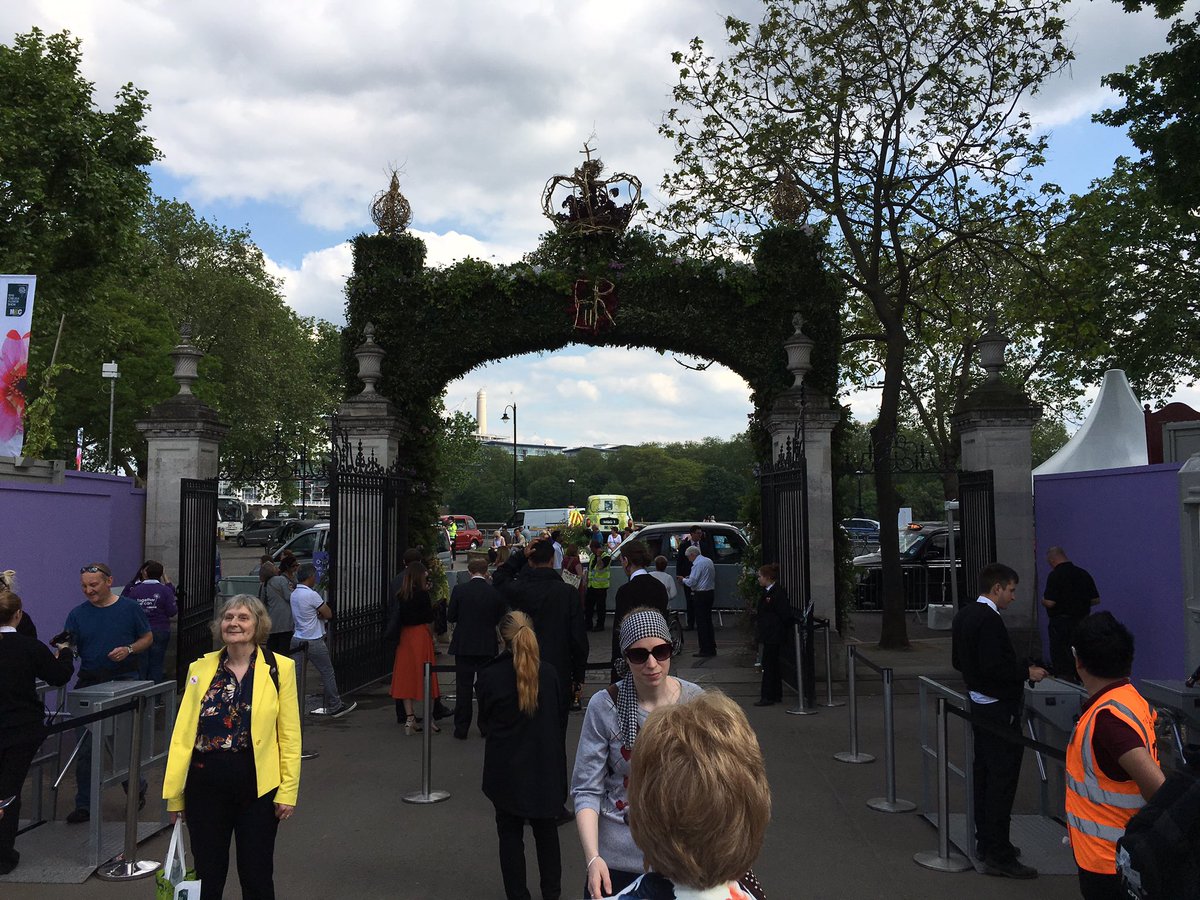 itsfredric's tweet photo. Amazing day and exciting times @The_RHS @leethegardener @BestallCo @VictoriaBID @Antler_Oak #chelseaflowershow https://t.co/r9Isg0wv8Q