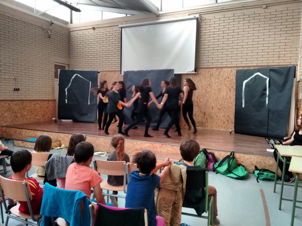 InstitutBastida's tweet photo. Infants P-5 Escola Riera Alta visionant obra teatre "Frederick, el ratolí". #2EIA #Expressió #Comunicació #LaBastida https://t.co/r5TdC2LYFm