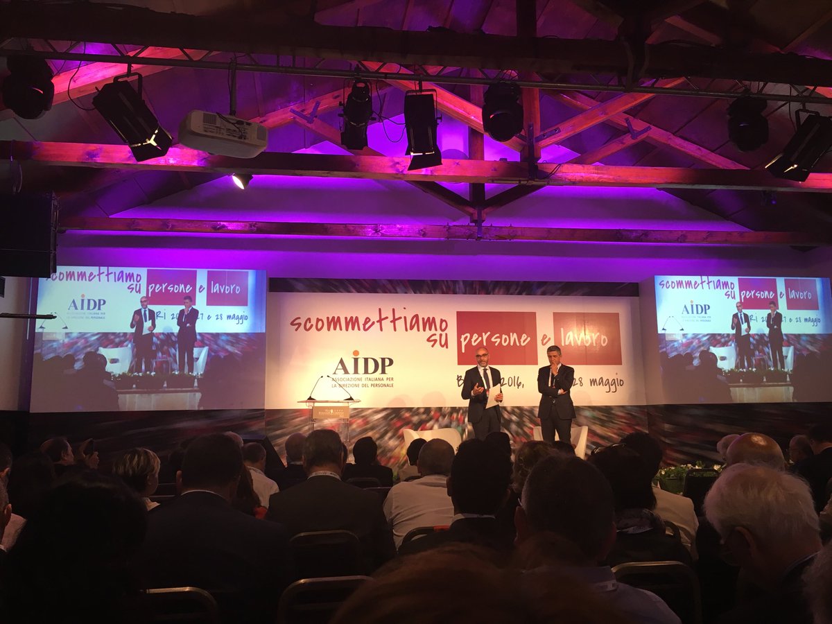 <a href="/stefano_venturi/">Stefano Venturi</a> convergenza di 3 elementi: 1)Internet of things 2)software analisi di big data 3)cloud #aidp2016