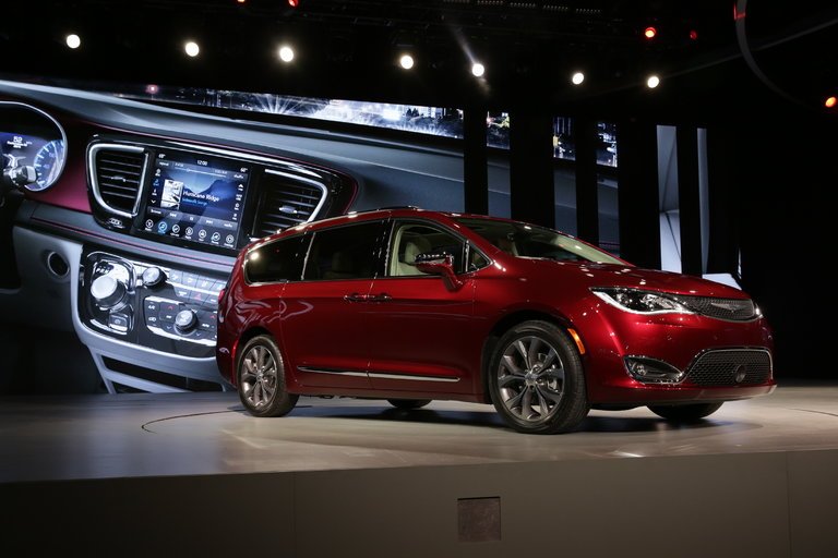 Google to Get Fiat Chrysler Minivans for Self-Driving Tests nyti.ms/1rkmwFv