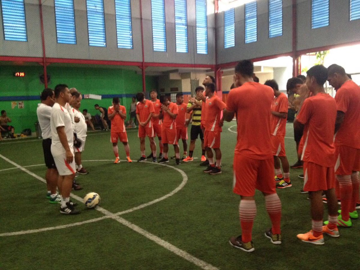 Sore ini tim Persija melakukan latihan ringan di lapangan futsal Banjarmasin untuk persiapan awal 

#GuePersija