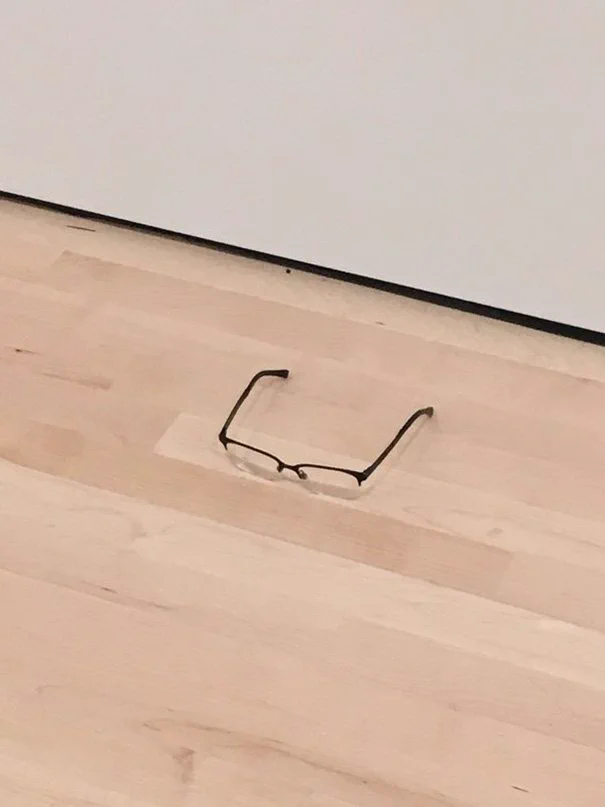 美術館の床にメガネを置いた結果？アートとして受け入れられるｗｗｗ