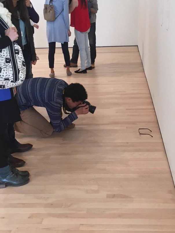 美術館の床にメガネを置いた結果？アートとして受け入れられるｗｗｗ