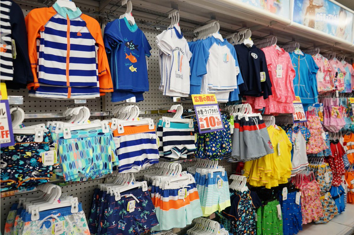 トイザらス公式 夏のグッズコーナーを全店にて開設中 水着はもちろん ラッシュガードやプールに浮き輪 水鉄砲などを準備して毎日ビーチ気分に 商品一覧 T Co Yer7dmfvko 夏 プール 海 水着