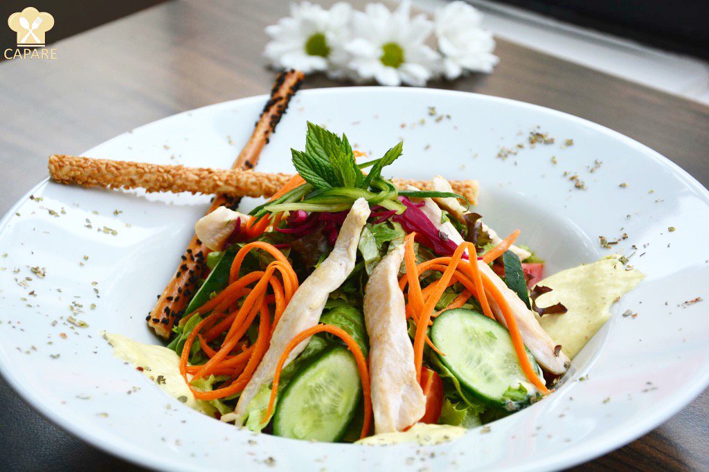 CAPARE_'s tweet photo. Yaz aylarına sayılı günler kala, formuna dikkat etmek isteyenlere özel Sezar Salata'mız Capare'de sizleri bekliyor. https://t.co/Z7W8xDtCMO