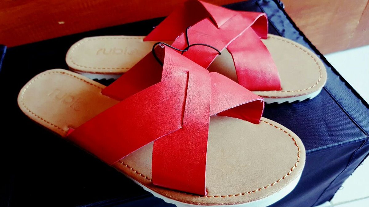 herstyle21's tweet photo. #Cantik gak perlu mahal, #Sandal ini 100K loh, ayo #pesan  sekarang! Stok terbatas👡👠👟
#herstyle #sepatu #JumatBerkah https://t.co/yIGps4Xmd5