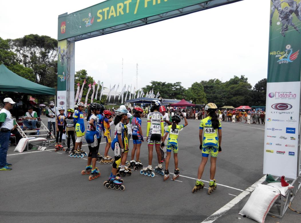 HBCup2016's tweet photo. Prepare sebelum race, Point to Point kelompok umur C puteri HB Cup 2016 di sirkuit sepatu roda @Mandala_Krida https://t.co/m23cYsKOBj