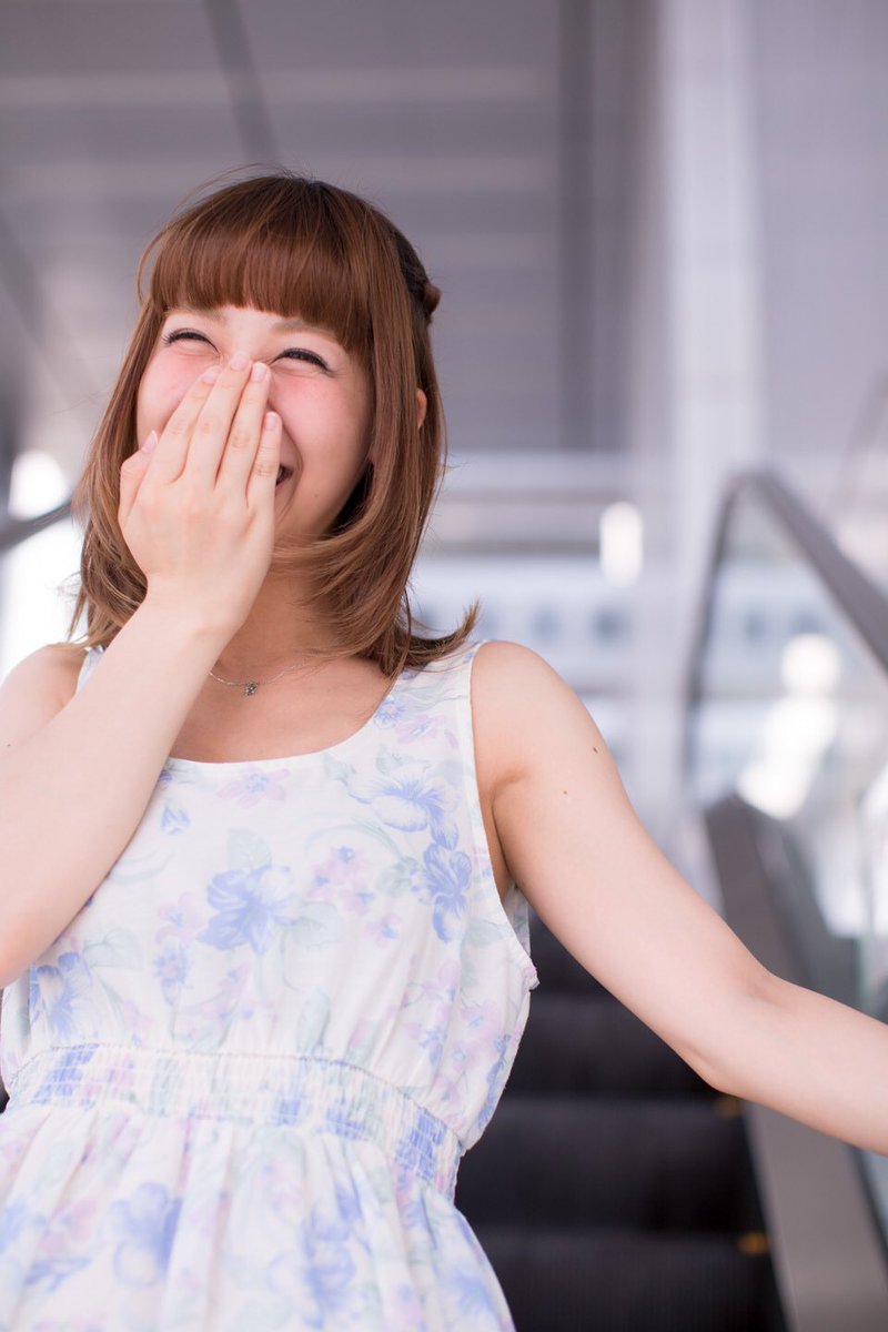 真仲にこ Twitterissa 歯並び悪いのコンプレックスで 笑う時手で隠すのが癖なんだけど こんなんでも笑顔がいいよねって言ってもらえるの本当に嬉しい W 笑うと目も無くなるし 色々ぐちゃってするけど 笑