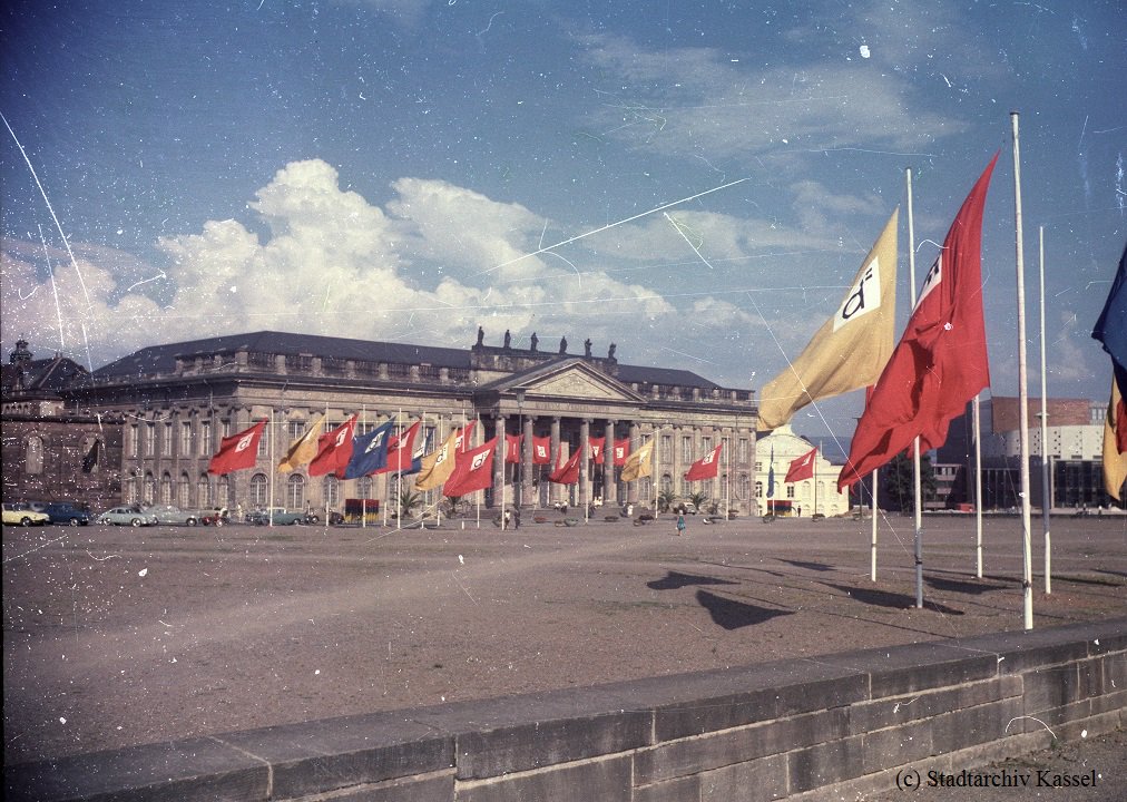 Die Documenta am Friedrichsplatz im Jahr 1955 #Kasselhistorisch (sa) https://t.co/wPUqeInJEc