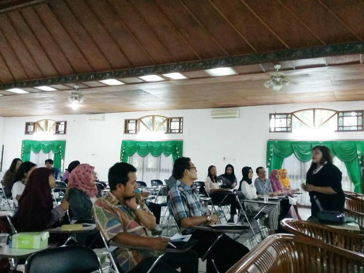Saat ini sedang berlangsung seminar untuk para adjudicator #IHLDebate2016