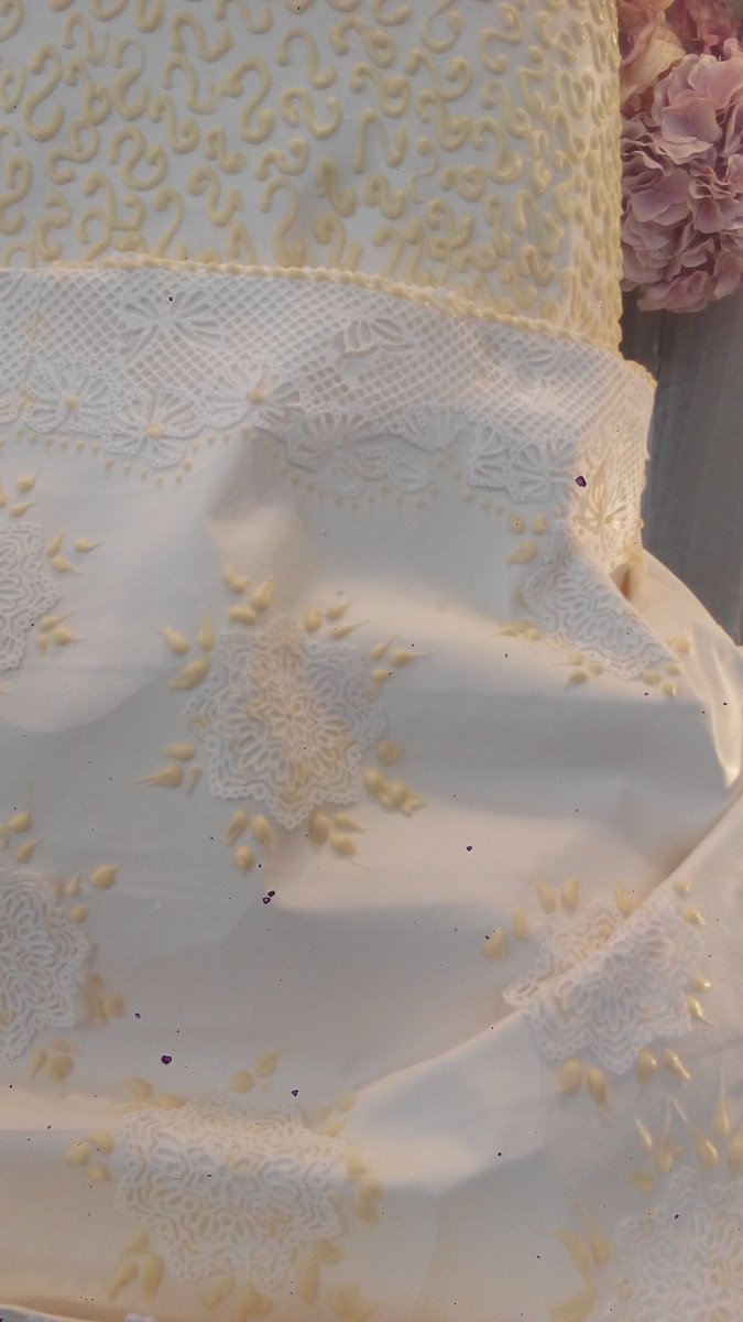SpecchiTrieste's tweet photo. Prende forma l'abito da sposa di #cioccolato bianco dopo una settimana di lavoro.
#mâitrechocolatier
#Peratoner https://t.co/CgHxjbHDyV