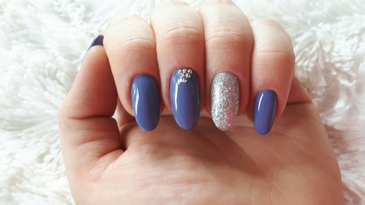 BaskaKosinska's tweet photo. #semilac #glitter #gelpolish #nailart #manicure #elegantnails https://t.co/7sjxQdbB2D