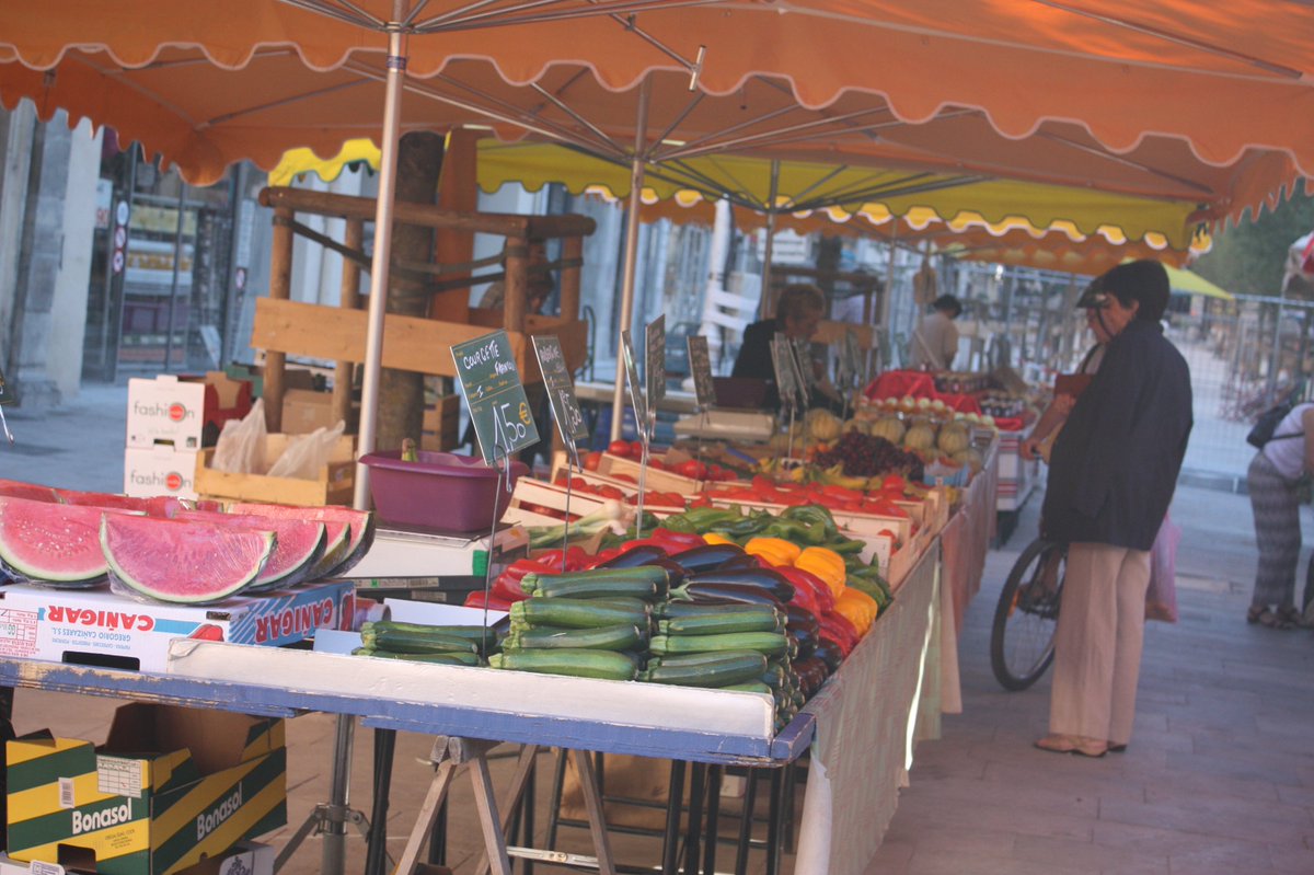 ToquesduFrigo's tweet photo. Le samedi matin, au milieu des #produitsfrais , c'est le pied! #Toulon #marchesonvousaime https://t.co/K5ZZ3EIs80