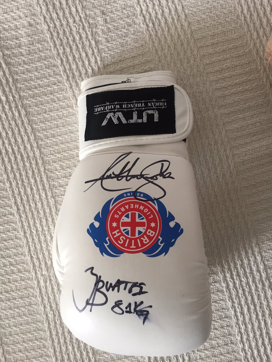 richwil28's tweet photo. Thanks @AnthonyJoshuaAJ @boxingbuatsi @Brit_Lionhearts @LondonABABoxing @BLionhearts signed glove. True gentleman.! https://t.co/BiMs04t10O