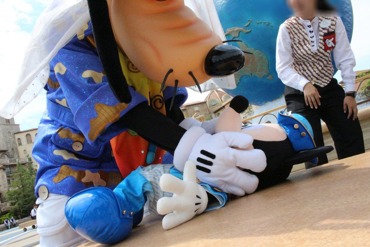 disney01251221's tweet photo. 昨日の珍事件③
心臓マッサージからのまさかの人工呼吸を始めるグーフィーWWWWWW
それだけはやめてー！！！！！(゜ロ゜;って、思った時には遅かったよねW／(^^)＼ｦﾜﾀ https://t.co/igM0lABOiY