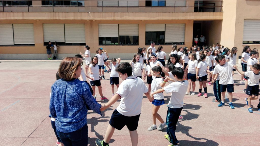 ColegioAlhucema's tweet photo. Empezamos la fiesta de la tarde con los #Bailesdelmundo #Fuenlabrada https://t.co/QjkIm1H9tM