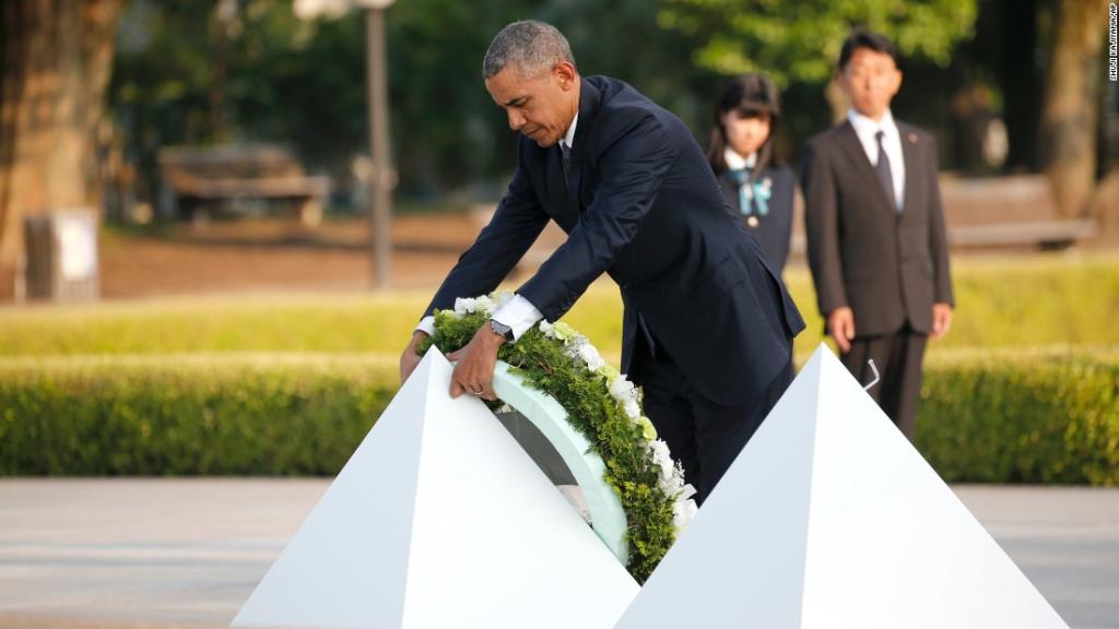 CNN's tweet photo. At Hiroshima Memorial Park, President Obama calls for a "world without nuclear weapons" https://t.co/EnN5m1o0Jm https://t.co/7djwfmSIq6
