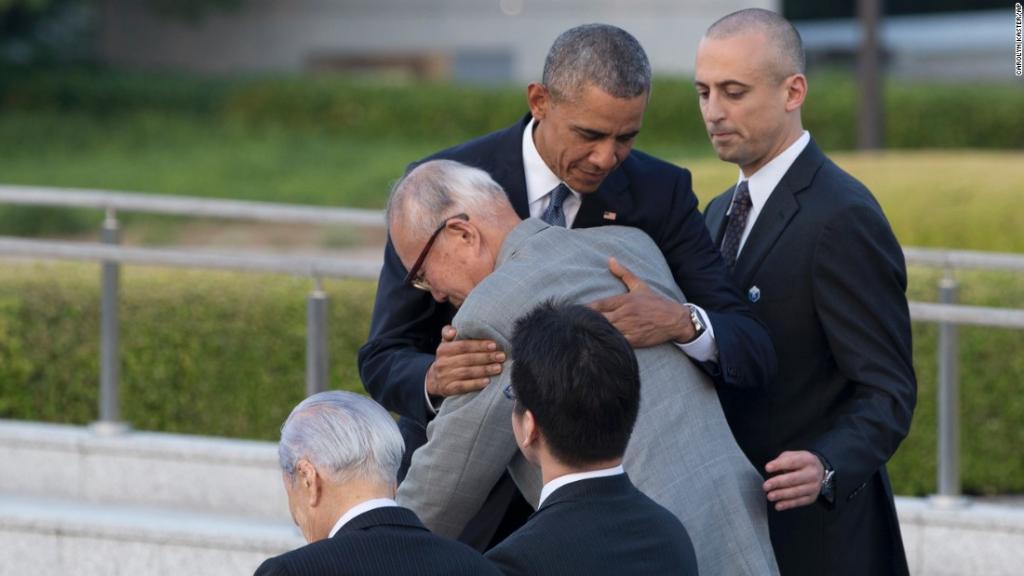 CNN's tweet photo. At Hiroshima Memorial Park, President Obama calls for a "world without nuclear weapons" https://t.co/EnN5m1o0Jm https://t.co/7djwfmSIq6