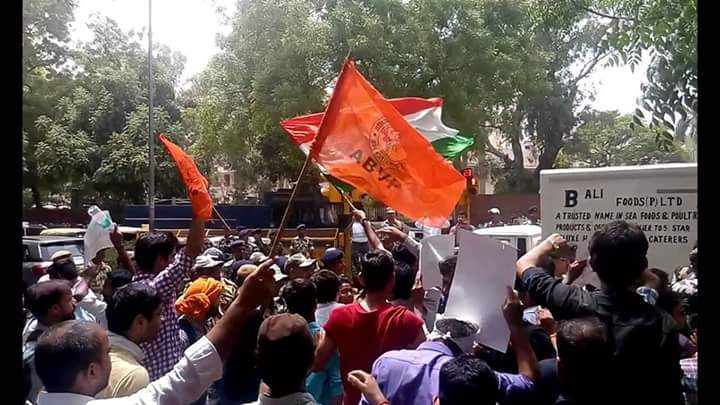 csejustice's tweet photo. @ABVPVoice @narendramodi #upsc पर छात्रों का प्रदर्शन।सिर्फ अवसर मांगने के लिये इतनी मशक्कत https://t.co/ncL6q18ITb