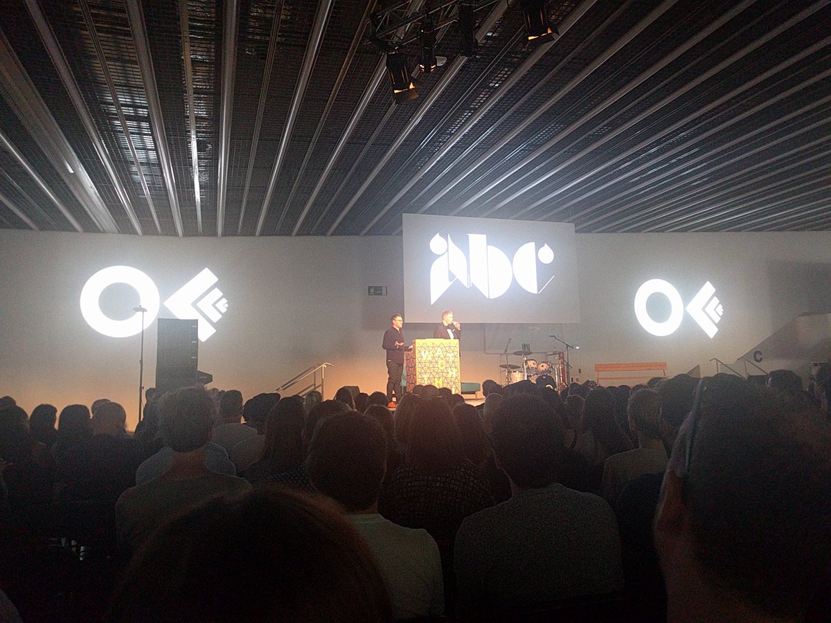 lua_cortes's tweet photo. the stage has gone black for @NonFormatTypes #OFFF16 #flexibletype #flexiblestage https://t.co/wrS3cyKxlV