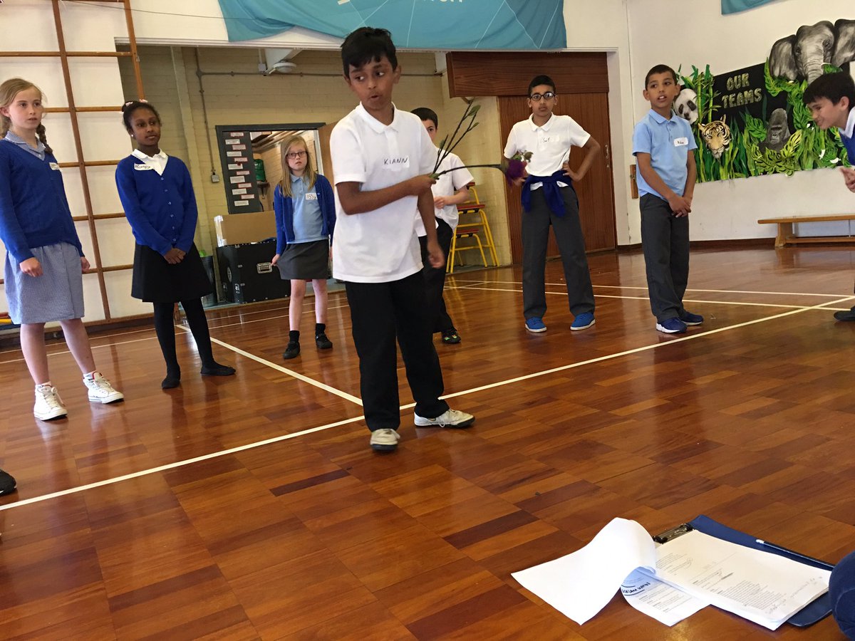 AcklamWhin's tweet photo. Fantastic rehearsal for our Year 5 drama group with the #RSC ππ» #amidsummernightsdream #dramatickids #westendready https://t.co/zbxT8VpJ8E
