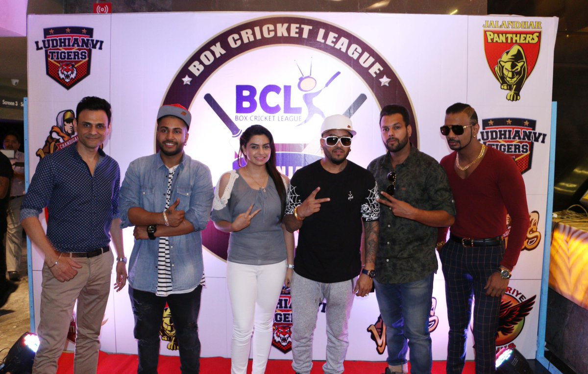 “YEH TOH TRAILER HAI,PICTURE TOH ABHI BAAKI HAI” <a href="/jazzyb/">Jazzy B</a> @MuzicalDoctorz_ #akay @nisha_bano2 <a href="/Girikaman/">Girik Aman</a>