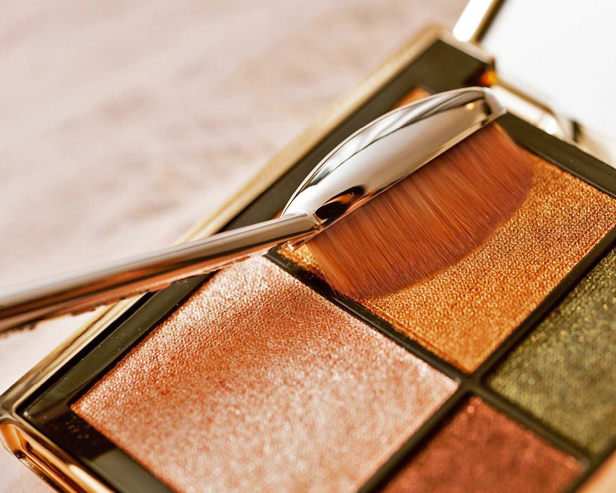 _byartis's tweet photo. It’s #Friday and all that glitters is gold ✨ #Linear3 #ArtisBrush https://t.co/8Xy7u5n03K