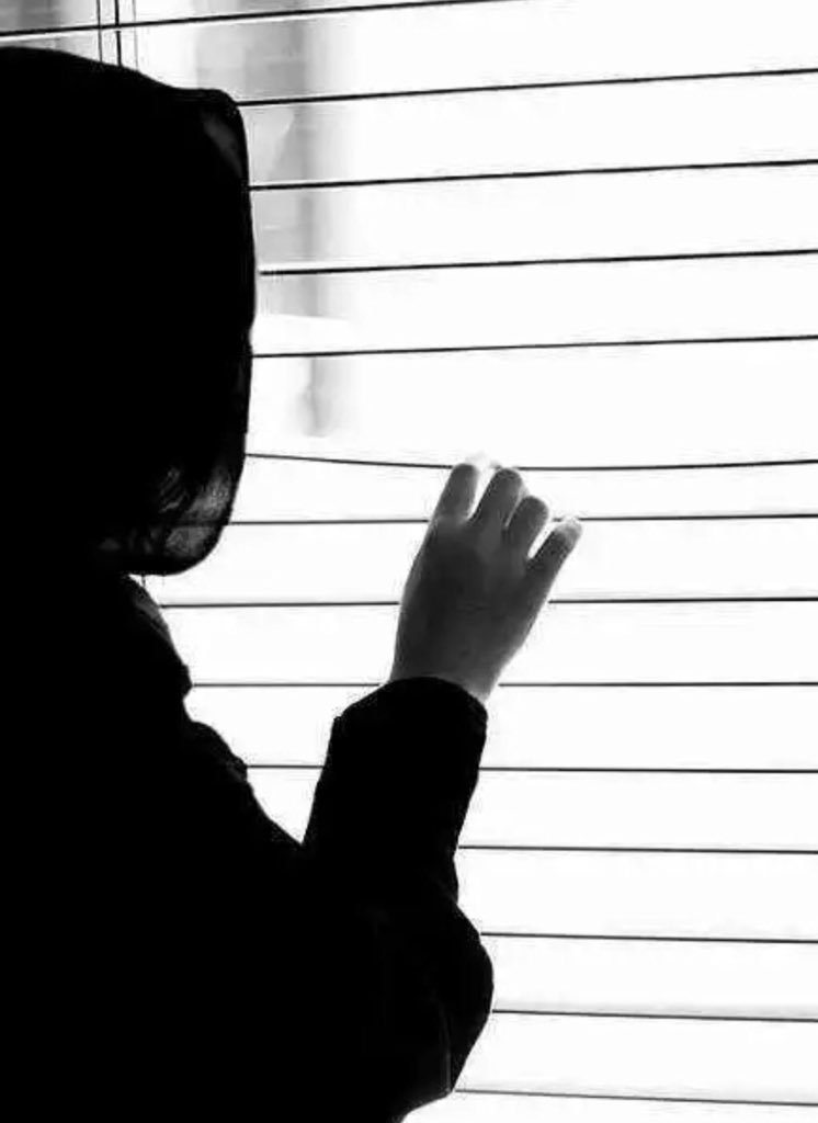 أَحيَآناً ~
كَثْرَة آلمِحنْ تُسآعِد قُلُوبنَآ عَلَى آلتَّمْسُك بِـِ آلأُمْنِيآتِ أَكْثَر !
فـَ لنَصبِـر