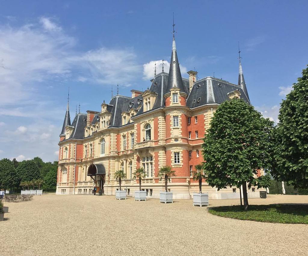 santisiri's tweet photo. landed in paris, ready for #lechappe this weekend at this magnificent castle. https://t.co/cUiEc2rS6f https://t.co/0LUlOGT2En