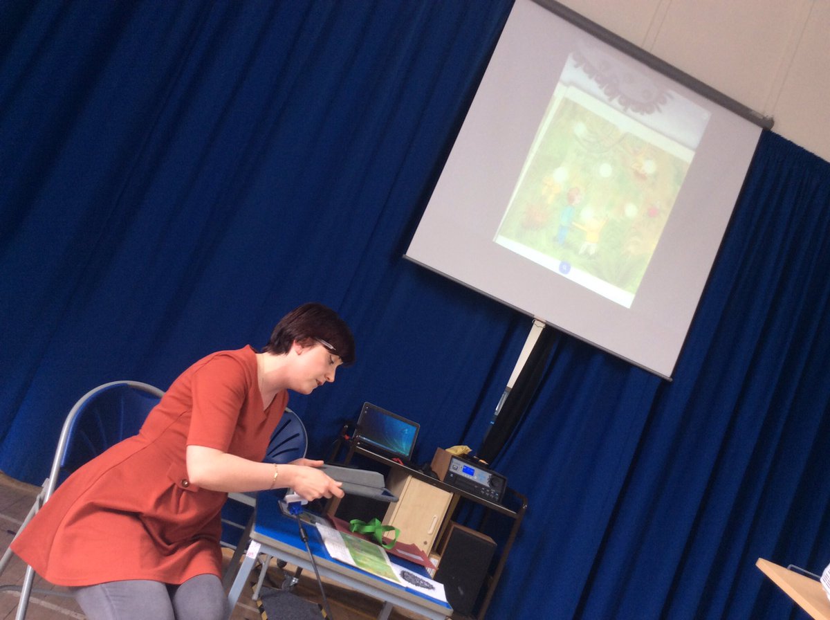 FearghalKelly's tweet photo. Now up at #TMBorders is @susanward30 doing her EdTech Show and Tell https://t.co/K6pM9iblNP