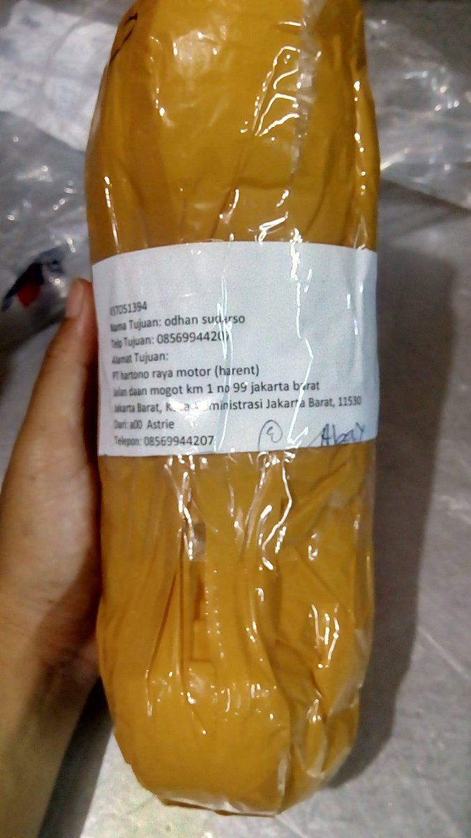 putrirahmasuda1's tweet photo. @JNECare selamat malaM JNE, ini  harusnya saya dapet barang 2 ko cuma dapet 1 ya https://t.co/Vqo3F7SJ8R