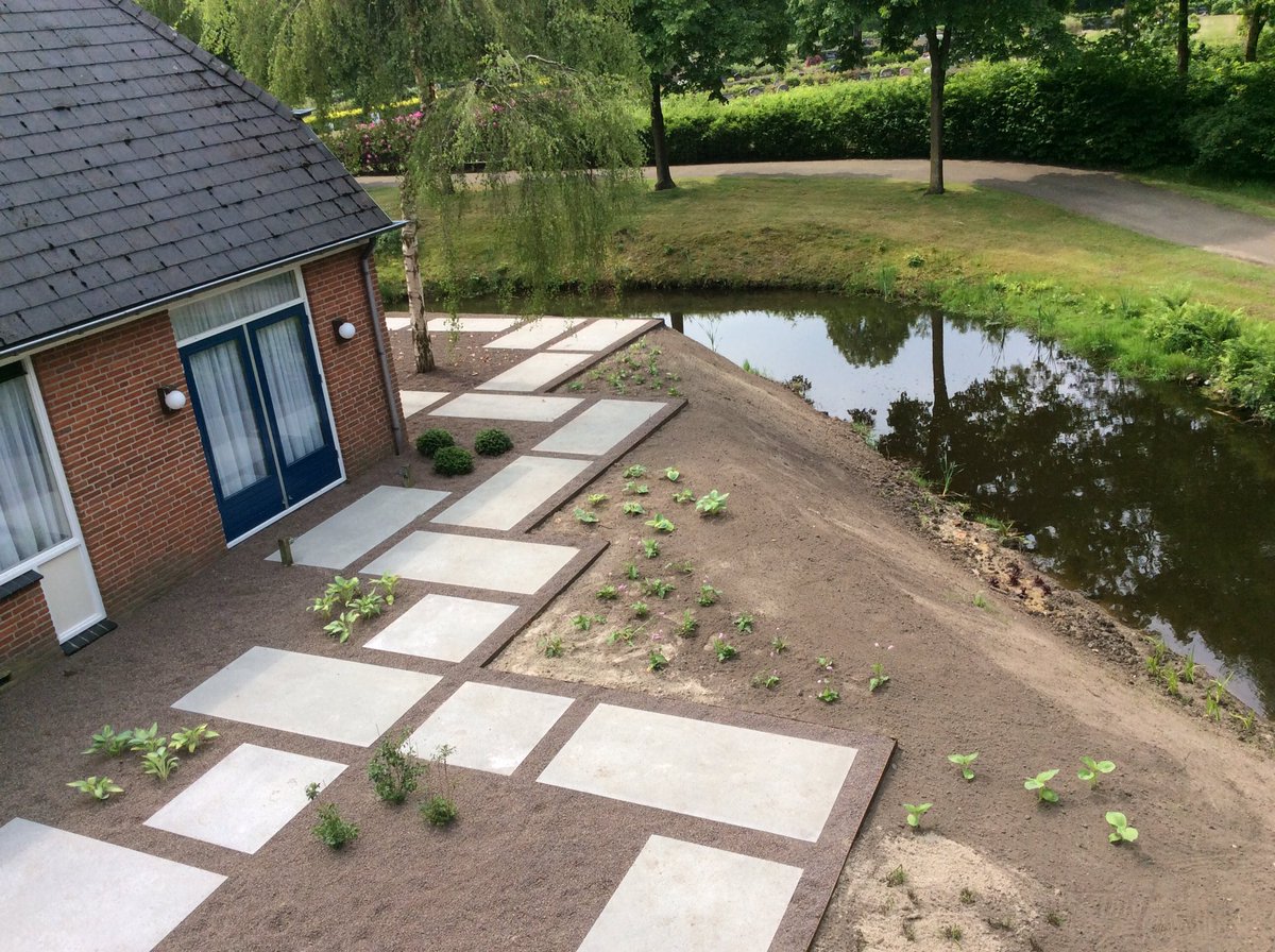 Nieuw voor Putten. Beplanting wordt o.a.in de lava aangebracht. Minder onkruid!