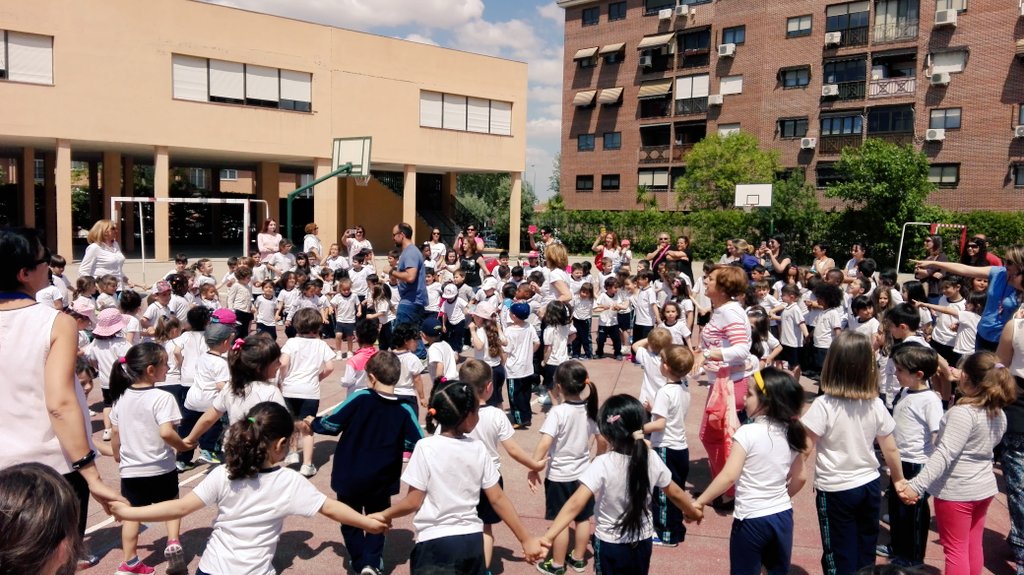 ColegioAlhucema's tweet photo. Empezamos la fiesta de la tarde con los #Bailesdelmundo #Fuenlabrada https://t.co/QjkIm1H9tM