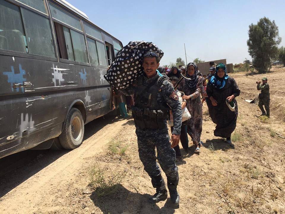 #الفلوجة الآن| أبطالنا ينقذون أهل الفلوجة من قبضة #داعش الأنجاس…أخجل من شدة عراقيتكم يا أبطال.

#عراقي_يا_تويتر