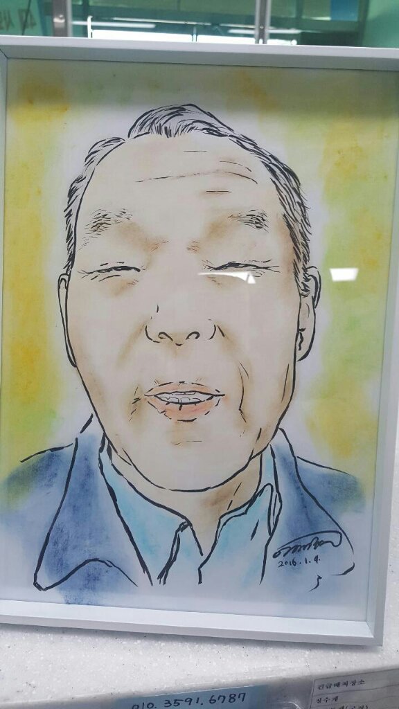 polinlove's tweet photo. <자신의 취미를 위해 사람들에게 마음을 전하는 경찰관> 어르신, 결손가정에게 그림선물을 드리면 너무나 좋아하는 마음에 시간을 내어 틈틈히 그림선물을 전달한다고 합니다 #경찰관 #경찰 #그림 #정성 #초상화 https://t.co/FciZp0hyXw