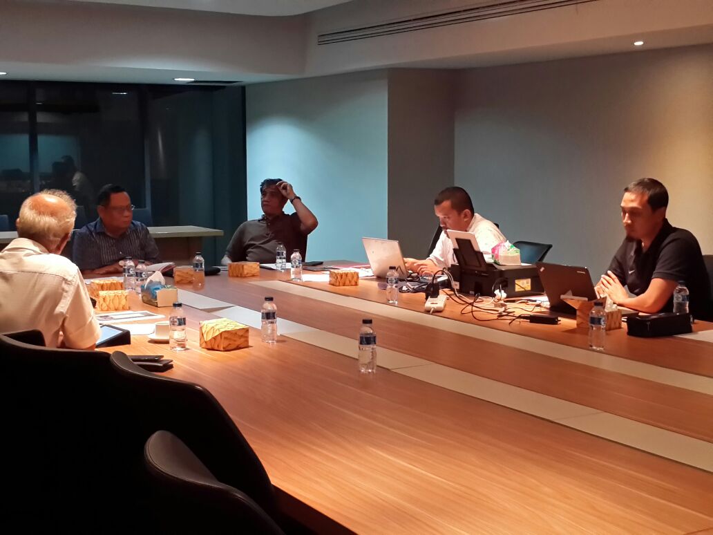 PSSI's tweet photo. Rapat Komite Teknik dan Pengembangan PSSI untuk seleksi pelatih Timnas https://t.co/ZaKTH2tI69