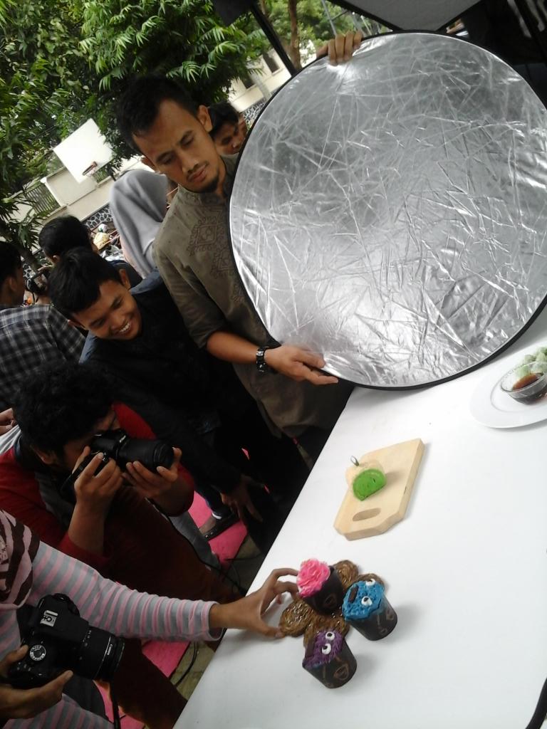 ilkom_unisma's tweet photo. Workshop fotografi Ilmu Komunikasi Unisma Bekasi hari ini  di halaman Fakultas yg hijau..asyik ya kuliah di luar.. https://t.co/UlqGYMwMUD