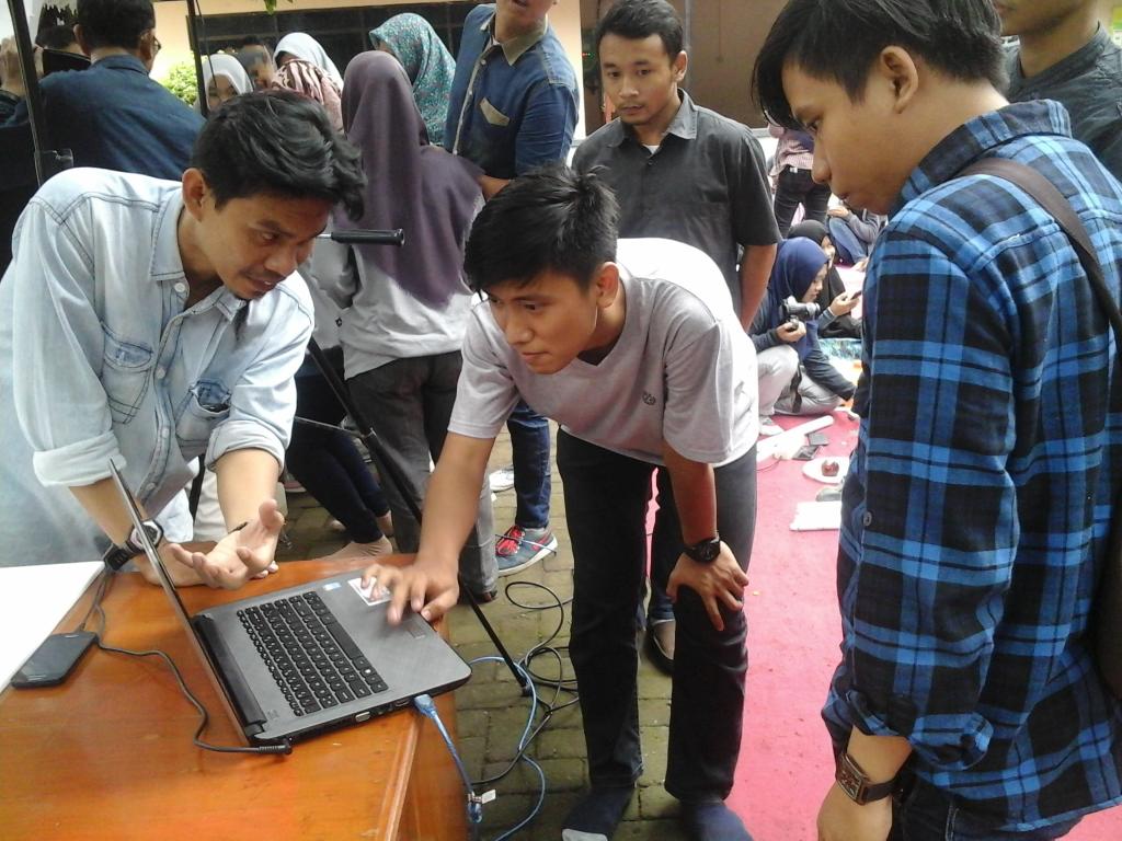 ilkom_unisma's tweet photo. Workshop fotografi Ilmu Komunikasi Unisma Bekasi hari ini  di halaman Fakultas yg hijau..asyik ya kuliah di luar.. https://t.co/UlqGYMwMUD