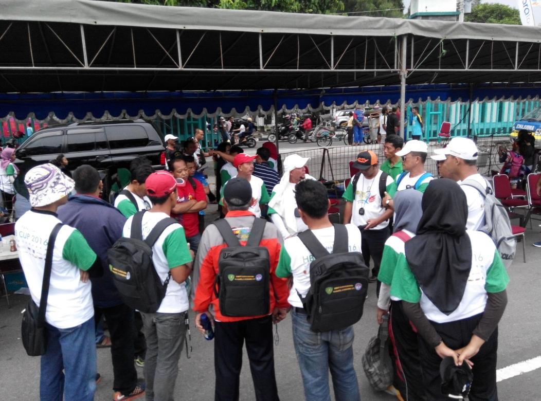 HBCup2016's tweet photo. Evaluasi panitia di hari pertama kejuaraan sepatu roda HB Cup 2016 di sirkuit sepatu roda @Mandala_Krida https://t.co/aIaaWXOyT0