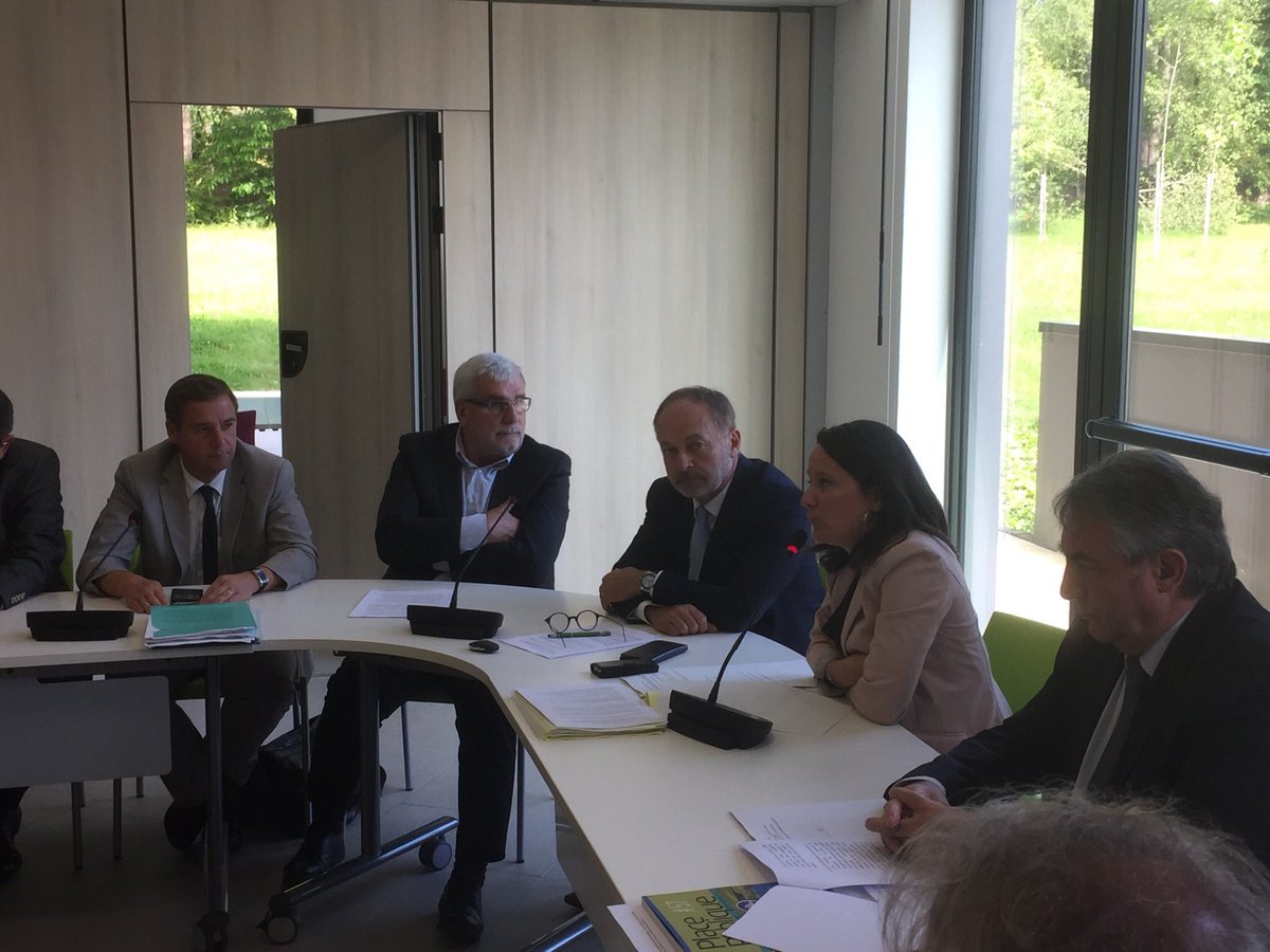 Johanna_Rolland's tweet photo. 116 maires de @loireatlantique lancent un appel à voter oui au transfert de l'aéroport #NDDL https://t.co/xxh9p1D9Ew