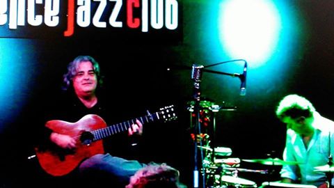 Este dominguito concierto. Xapi Pineda, a las 18:00, nos ofrecerá una tarde de guitarra y mar.
Os esperamos!