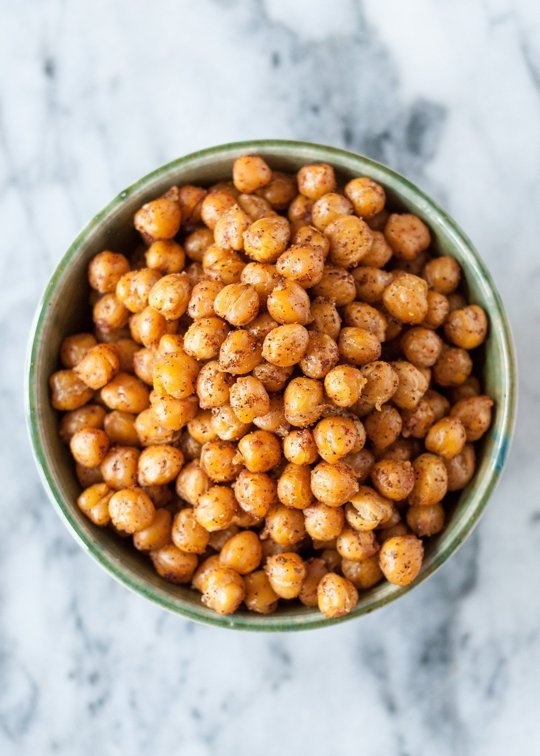 thekitchn's tweet photo. Learn how to make crispy roasted chickpeas in the oven: https://t.co/Rc5fPeucqI https://t.co/EVhcAs2oli