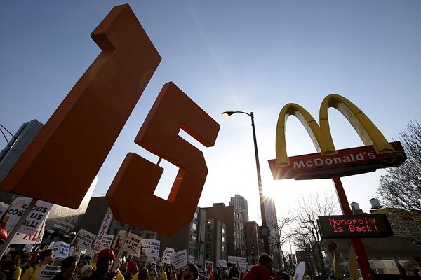 csmonitor's tweet image. $15 minimum wage will lead to robots, says McDonald&apos;s ex-CEO. Will it? trib.al/MMDfrIP @Benji_Rosen
