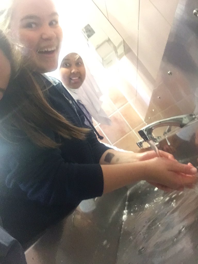 uniqueperfectio's tweet photo. Washing our hands #hygeneiscool #evekellyizers #datfacedo https://t.co/G7IJyMiS4O