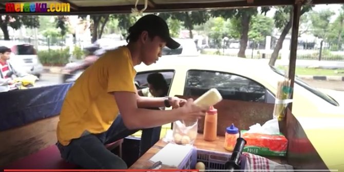 merdekadotcom's tweet photo. #MDKMostview Wak-waw, cara menjual tahu bulat bikin heboh Jabodetabek --> https://t.co/z3G1lH0398 https://t.co/JxtZ82yKd7