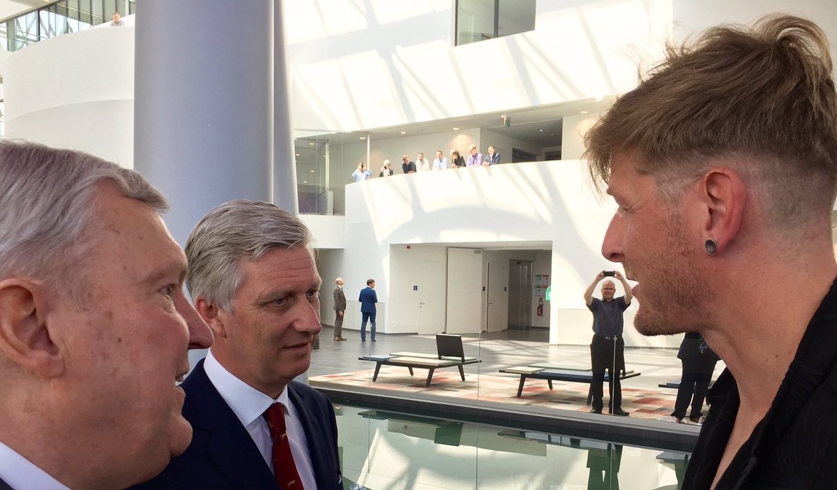 MonarchieBe's tweet photo. Onverwachte ontmoeting met @ozarkhenry bij @Barco deze middag https://t.co/q3hmCVpKwJ